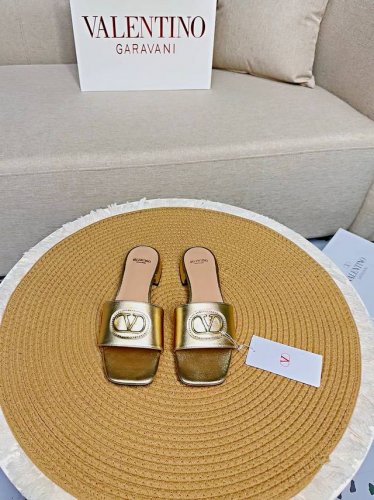 顶级版-真皮底Valentino 25最新经典百搭V扣小矮跟后空拖鞋 出厂 ────── 面料：顶级小牛皮 ────── 内里：全粒面混种羊皮 ────── 大