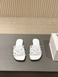 出厂 ，Loewe 罗意威 25Ss 春夏新品 拖鞋 疯狂种草简约设计感觉更干净优雅 让你念念不忘 颜色也很耐看漂亮，上脚瞬间气质十足气场，简直无敌帅气有型 鞋