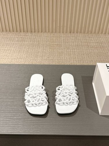 出厂 ，Loewe 罗意威 25Ss 春夏新品 拖鞋 疯狂种草简约设计感觉更干净优雅 让你念念不忘 颜色也很耐看漂亮，上脚瞬间气质十足气场，简直无敌帅气有型 鞋
