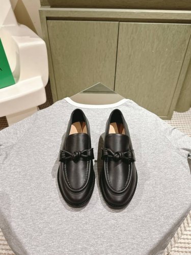Bottega Venet* 皮质编扣 女士Astaire乐福鞋 原版一比一做法 一致五金 当今流行的又一趋势 天花板啦 3色百搭 精致平底 包裹面料 同色跟皮