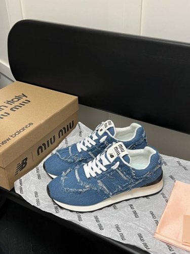 出厂： Miumiu X New Balance 574联名款Nb运动鞋 Miu Miu 大秀上爆出的这双与New Balance 新百伦574联名款运动球鞋后