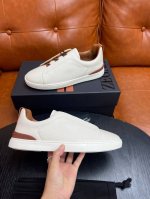 ermenegildo zegna 杰尼亚 系带男士休闲板鞋此 triple stitch 运动鞋由反绒牛皮制成，鞋身外腰压印品牌名称，ip超轻鞋底缝线鲜明。牛