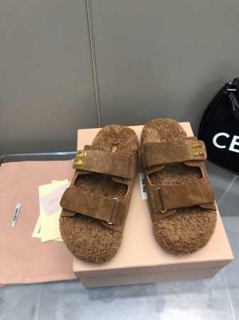 MiuMiu24秋冬新品毛拖 ！进口蓬松柔软组合羊毛 独特慵懒个性风格！ 原版开发 全套包装 鞋面：进口牛反绒 内里：羊皮 大底：成型防滑大底 码数：35-41 - 点击图像关闭
