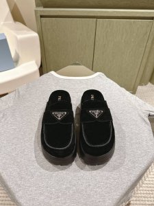 Prad 一腳蹬厚底 普拉达新款，这款牛筋底上脚非常舒适，今年非常爆，穿上 增高 休闲两不误，清爽的表现足以表达对鞋子的个个细节的把控，面料：进口丝光牛反绒，羊