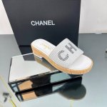 顶级版本 Chanel香奈儿小香走秀款粗跟防水台镶钻跟凉鞋 超级无敌美且增高的一双夏日凉鞋，布面比皮质更年轻时髦些。上脚对女生太友好，妥妥的增高神器 鞋面：原版
