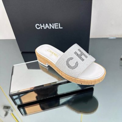 顶级版本 Chanel香奈儿小香走秀款粗跟防水台镶钻跟凉鞋 超级无敌美且增高的一双夏日凉鞋，布面比皮质更年轻时髦些。上脚对女生太友好，妥妥的增高神器 鞋面：原版