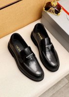 商品商标：Prada 普拉达 休闲皮鞋 正码码数: 39-44 38.45.46订制 商品材料：精选 进口头层开边珠牛皮鞋面+奢华五金扣，进口水染牛皮内里。强烈