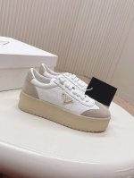 最高版 prada普拉达 25新款 厚底 休闲运动鞋 这款运动鞋延续经久不衰的轮廓，是新款经典单品。采用皮革精心制作， 提升格调。款式轻盈，搭配三角扣标志加5C
