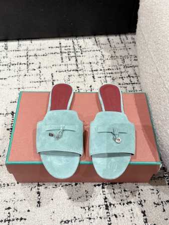310 #顶级版本 Loropiana L 春夏 平跟 锁扣流苏 贵妇凉拖 新色过彩色的夏天！ 既休闲又时髦，又能毫不刻意地透露出品质与舒适！锁扣流苏凉拖鞋上脚 - 点击图像关闭
