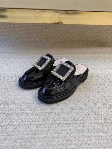 Roger Vivie*SS25新款钻款拖鞋 原版套楦 顶级品质材质鞋面：进口牛漆皮 进口开边珠内里：进口羊皮里大底：原版开模定制码数：35-39 34、40定