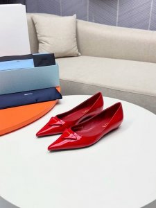 PRADA 普拉达 早春 方头三角皮扣单鞋系列2025s普拉达春夏新品， 顶级版本 实力来袭，少女必备 走秀款女鞋 尖头粗跟专柜走秀款！ 出厂价 _______