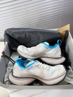 balenciaga 巴黎世家 Circuit情侣款运动鞋 上脚简直不要太舒服了 和3Xl相比简直是太轻便了 透气薄沙网面与轻量化减震大底结合 全新系列传承与经