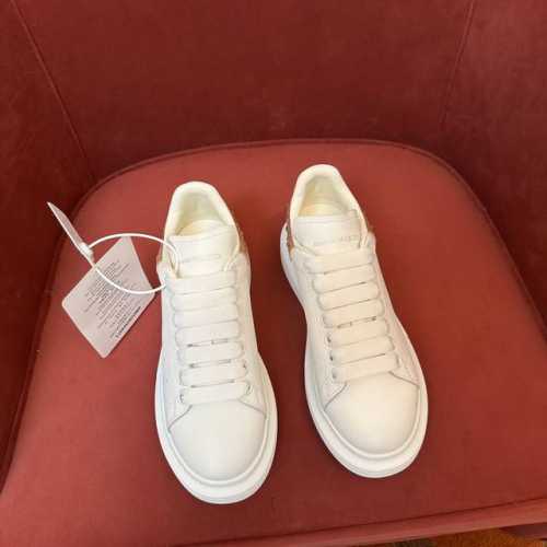 Alexander McQueen 极品代购级别，顶级版本！MQ麦昆运动鞋时尚休闲！麦昆小白鞋看遍了市场上所谓的最高版本，已经无力吐槽... 鞋面：原版定做蜡感