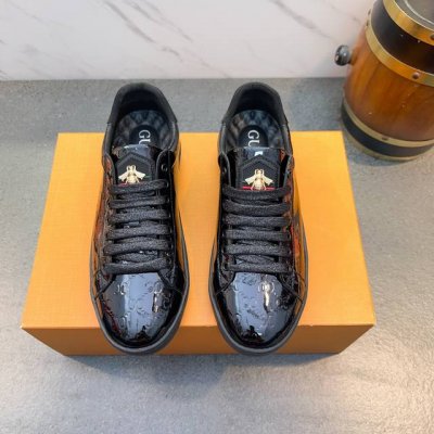 古奇Gucci 今年此品牌最潮新款精品 简约大气的款式 经典永不落伍的色系将男士绅士气质衬托出来 采用顶级进口专用进口牛皮专用材料 猪皮内里 舒适吸汗 材质精良