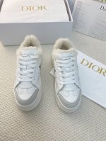 Dior迪奥2024新款松糕鞋厚底休闲鞋 这款Dior Star运动鞋延续经久不衰的轮廓，采用牛皮革精心制作，所以上脚会特别的舒服哦 饰以同色调绒面革镶片金属星
