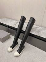 顶级版本 Rick Owens新款靴子 两个字：显高 ，上脚巨显腿细，特别适合搭配各种小短裙，将辣妹的辣度发挥到极致辣妹必备原版1:1订做面料：羊皮垫羊皮里，T