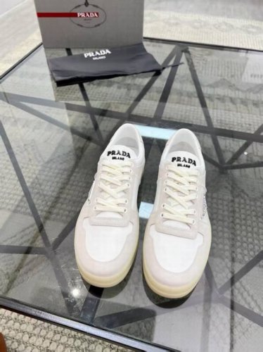 元 Prada 普拉达新款男士真皮运动鞋，市面最高版本 、欢迎任意对比！原版皮料质感极佳，超上档次！意大利进口胎羊网内里，可拆式垫！奢华用料、精细做工，极力推荐