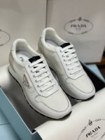 售 价: 商品商标：Prad* 普拉* 低帮运动鞋 正码码数: 38-44 可订做45.46 商品材料：鞋面专柜原版材料，舒适内里，原版大底。 编 号：9643