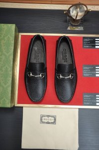 出厂价 古奇 Gucci 高端牛里 新款gucci* 古奇豆豆鞋！选用进口原版牛皮，内里头层舒适牛皮内里！原版耐磨橡胶大底！高品质精品！码数38-44！
