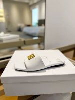 价格p： * 巴尔曼 春夏最新款走秀平底拖鞋 品牌巴尔曼由法国时装设计师 皮埃尔.巴尔曼 先生创立于1945年的老牌定制时装屋，与、并列成为二战之后的定制时装三