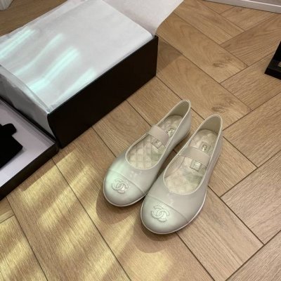 冲量价: 要飞机盒+10 Chane* 小香24走秀款 手工坊玛丽珍鞋 必冲款式芭蕾舞鞋 跳舞鞋 好惊艳 实物比想象的更美，这季的玛丽珍比往季的更复古 是蜈蚣精