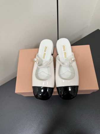 Miu Miu 缪缪 2025早春新品钮扣粗跟玛丽珍半拖穆勒鞋专柜主打最新走秀款 蝴蝶结复古玛丽珍粗跟单鞋火爆上新！ 缪家高货 顶级工艺打造精品质感 无敌舒适 - 点击图像关闭