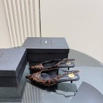 顶级版本 Saint Laurent巴黎秀场同步更新 豹纹小猫跟真的太好看啦 Saint Laurent 圣罗兰尖头漏趾高跟鞋 木纹鞋跟真的充分突显利落极简 鞋