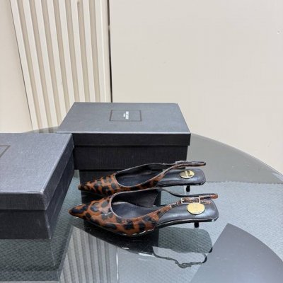 顶级版本 Saint Laurent巴黎秀场同步更新 豹纹小猫跟真的太好看啦 Saint Laurent 圣罗兰尖头漏趾高跟鞋 木纹鞋跟真的充分突显利落极简 鞋