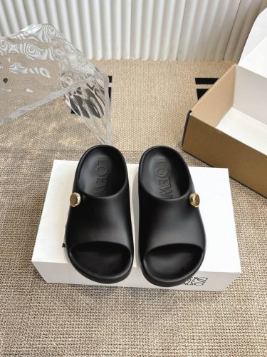Loewe 罗意威夏季pulas限定时尚拖鞋 版本 超轻拖鞋 超舒服 可湿水 去沙滩穿超合适的 颜值也很高 高度2Cm那样 夏季必备款感 橡胶发泡一体成型 电镀