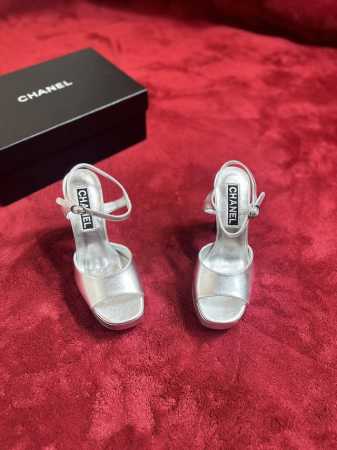 厂价 P380 Chane*｜小香24P新品走秀 款防水台双C高跟凉鞋 巴黎时装周周秀重磅新品 穿上瞬间拉长拉细小腿比例 随意的搭配即可造型出甜酷气质！ 鞋面采 - 点击图像关闭