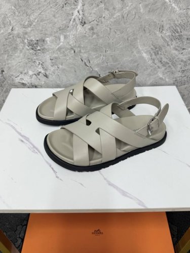 实价男 、女 Hermes-爱马仕 春夏凉拖系列！ 经典款型 一直都很火爆的拖鞋- 凉鞋,随意各种搭配都很棒！！！ 码数：35-45 38、45定做不退换 Y6