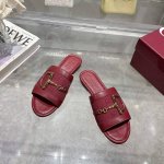 8023-1 酒红G 35-43 这款女士凉拖搭配饰经典马衔扣细节金色调配件，尽显别样魅力。采用精致皮革打造，设计融合传统灵感与现代百搭风格，优雅点缀暖季造型。