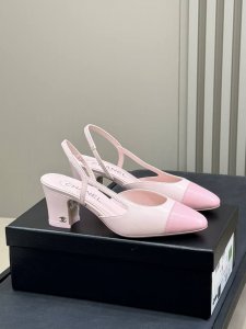 高版本 Chanel 经典Slingback 升级存在版 最新升级版本，专柜款在鞋面线条以及细微处有调整的，但凡经典款一般都确实是不断在优化的一个过程！ 咱这次