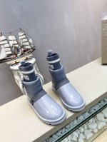 UGG 22*冬季 胶片袜子筒新款雪地靴！ 本年度最新流行元素，多种工艺碰撞拼色系列！彰显时尚高级感！ 鞋面：采用进口防冻裂pvc进口漆皮组合 鞋筒：采用UGG