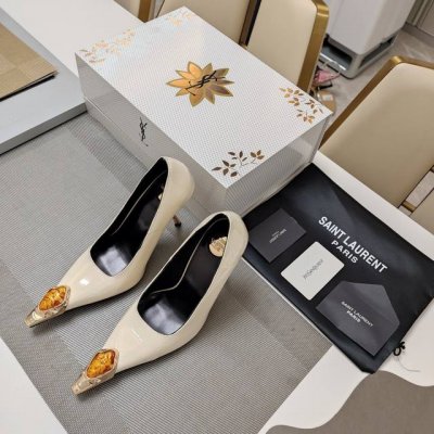 SAINT LAURENT ” SYL圣罗兰 顶级版本25SS众明星网红追捧的电镀性感弯形高跟，大宝石铁头单鞋。SYL 2025官方VIP 贵宾版金花磁铁盒 认