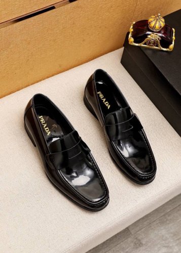 商品商标：Prada 普拉达 休闲皮鞋 正码码数: 38-44 45订制 商品材料：精选 进口头层开边珠牛皮鞋面，进口水染牛皮内里。强烈立体视觉效果，原版大底