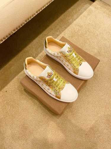 工厂价 Gucci 古奇最 2024新款精心打造，引爆全场！不断创新的国际品牌 此款男士四季休闲鞋，原版版本，鞋面全皮面料 ，透气舒适皮垫脚橡胶防滑大底，透气舒