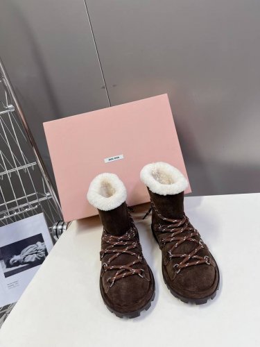 MiuMiu 缪缪秋冬最新走秀款 绑带羊毛小短靴雪地靴毛毛鞋 经常出现在各大时装杂志封面 各路明星、小红书博主都有钟爱 搭配绑带设计更显优雅，上脚尤为惊艳到你的