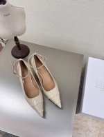 猫跟 尖头 单鞋 Mm6 Maison Margiela 杏色小牛漆皮 大热时尚风格 杏色 Mm6 Maison Margiela的实验性从功能主义的解构美学出