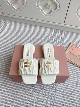 代购级Miumiu缪缪新品 Matelasse褶皱羊皮平底拖鞋 材质与工艺： 原版定制羊皮 定制羊皮内里 原版定制开模Logo 进口真皮大底 Size：35-3 - 点击图像关闭