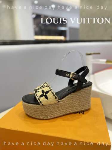 价格p： Louis Vuitton 最新走秀款厚底凉鞋 香港原版购入一比一开模 今年的款式比去年增加了新原素 显得更为大牌 皮面款采用仿旧打蜡牛皮 内里垫脚全
