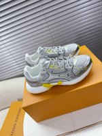 lv L家 驴牌 最新款Olympia系列 情侣款运动鞋 跑鞋~~ lv Olympia 运动鞋融合网格面料与金属质感合成皮革等科技面料 以利落简约设计重绎经典