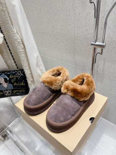 UGG 新款明星同款拼色厚底毛毛拖鞋 半拖 短靴 雪地靴 内里羊毛一体 保暖性能卓越 耐磨橡胶底 鞋子抓地力更好 拥有这一双UGG 让小脚丫在寒冷冬日始终温暖舒