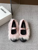 Ugg X Ambush 小众潮牌 25Ss春夏联名爆款 毛毛玛丽珍 单鞋 很特别的设计！玛丽珍款只是外面有毛毛！然后扣子是爱心的！ 带子穿拖很方便！是扣子的！