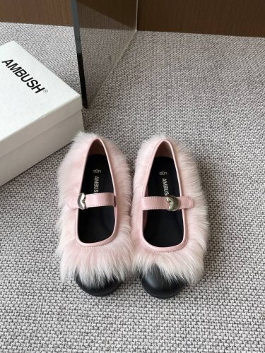Ugg X Ambush 小众潮牌 25Ss春夏联名爆款 毛毛玛丽珍 单鞋 很特别的设计！玛丽珍款只是外面有毛毛！然后扣子是爱心的！ 带子穿拖很方便！是扣子的！
