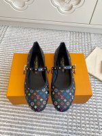 Louis L驴家Roma新款玛丽珍芭蕾舞平底单鞋 顶级品质 本款 Romy 平底芭蕾鞋融合柔软羊皮革鞋面和皮革外底，营造轻盈舒适的穿着体验。圆润鞋头和纤细漆面