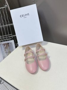 celine思琳春夏凯旋门玛丽珍时装鞋 上脚真的超级显瘦超级美 C家特定的精致凯旋门Logo 好看到爆 鞋面：原版小牛皮 内里 垫脚：采用顶级混种羊皮 意大利真