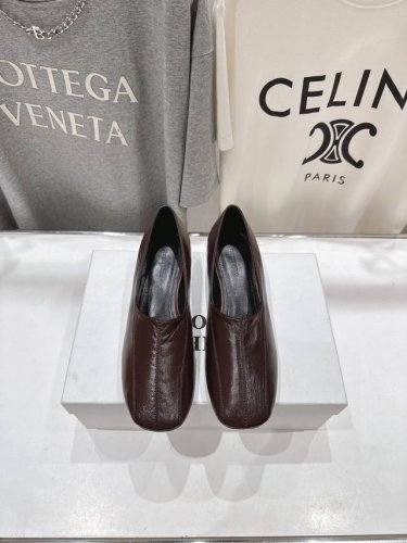 高版本出厂 phoebe philo25Ss新款F012简约复古小高跟一脚蹬单鞋 果然还是帅的 简约女王大女人风 简单的线条和低调的色彩 温柔硬朗的大女人风 时