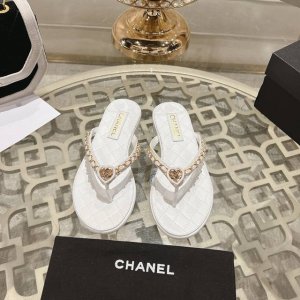 chanel 小香2025最新走秀时装 链条装饰 顶级品质 精确到1 1 轻奢而不累脚 上脚可随意搭配春夏的服饰 更加彰显质感和品味 简约中带奢华的外观 哪怕只
