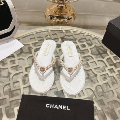 chanel 小香2025最新走秀时装 链条装饰 顶级品质 精确到1 1 轻奢而不累脚 上脚可随意搭配春夏的服饰 更加彰显质感和品味 简约中带奢华的外观 哪怕只
